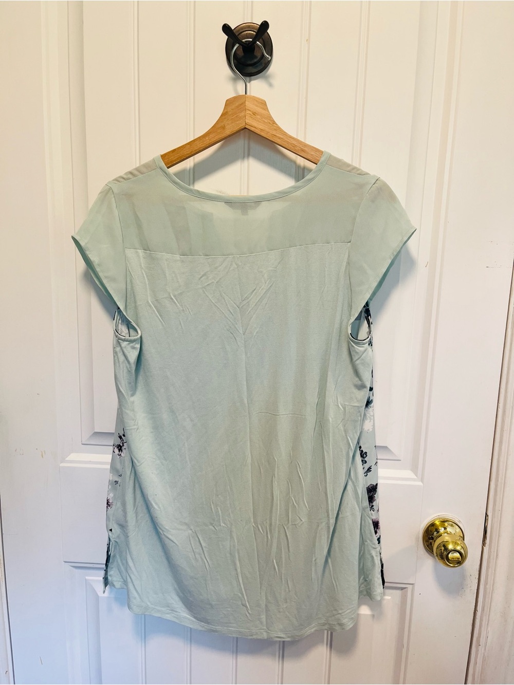 RW&CO. Light Mint Floral V-Neck Blouse Size L - Picture 3 of 6